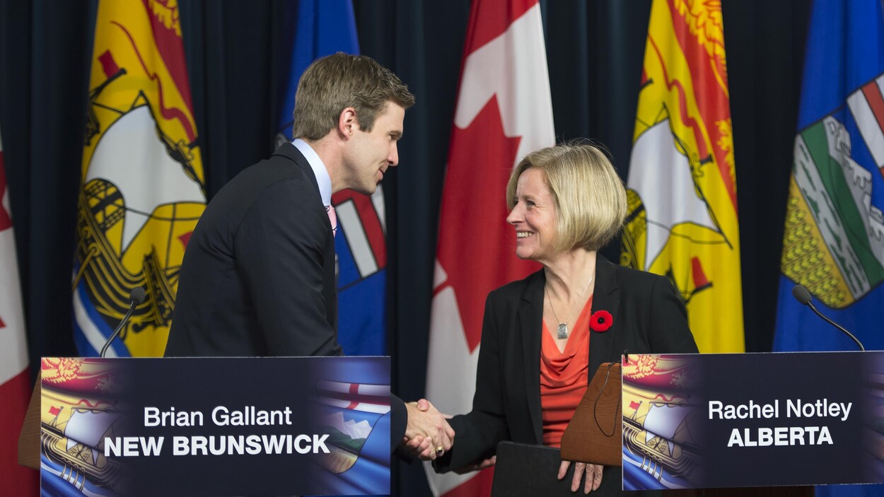 Rachel Notley sert la main de Brian Gallant Rachel Notley sert la main de Brian Gallant