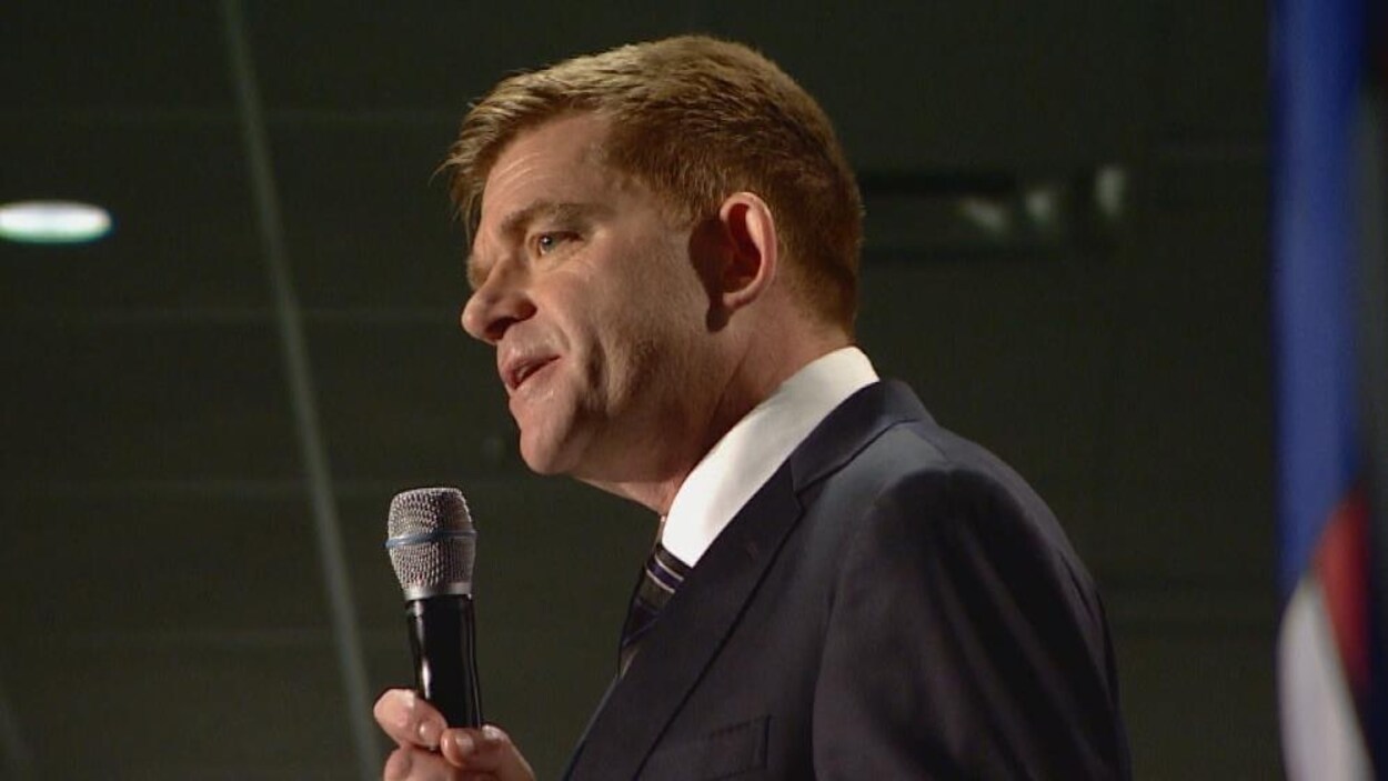 Le candidat à la direction du Parti conservateur uni Brian Jean au micro pendant un débat l'opposant à Jason Kenney et à Doug Schweitzer Le candidat à la direction du Parti conservateur uni Brian Jean au micro pendant un débat l'opposant à Jason Kenney et à Doug Schweitzer