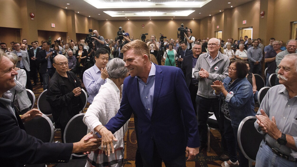 Le chef du Parti Wildrose, Brian Jean, célèbre l’unification des partis de la droite en Alberta avec des militants lors de l’assemblée générale spéciale du 22 juillet 2017 à Red Deer.