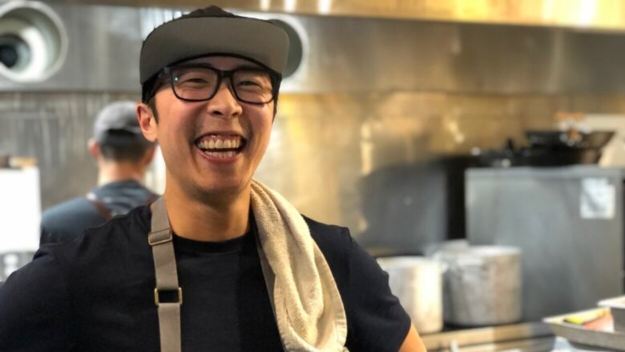 Brian Ng dansla cuisine de son restaurant.