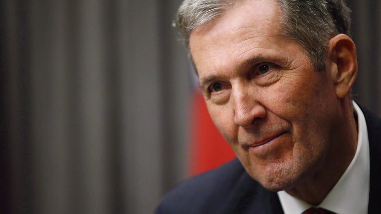 Le premier ministre Brian Pallister tourne son regard vers la droite.