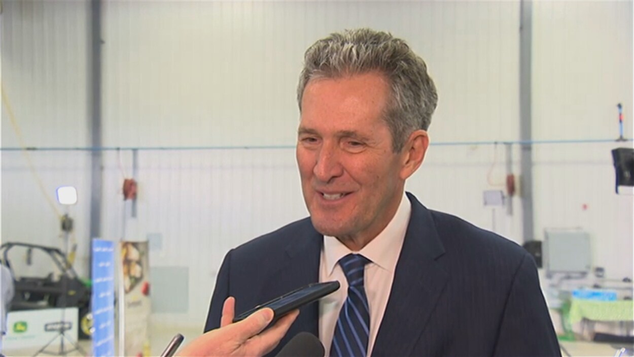 Brian Pallister répond aux questions des journalistes Brian Pallister répond aux questions des journalistes