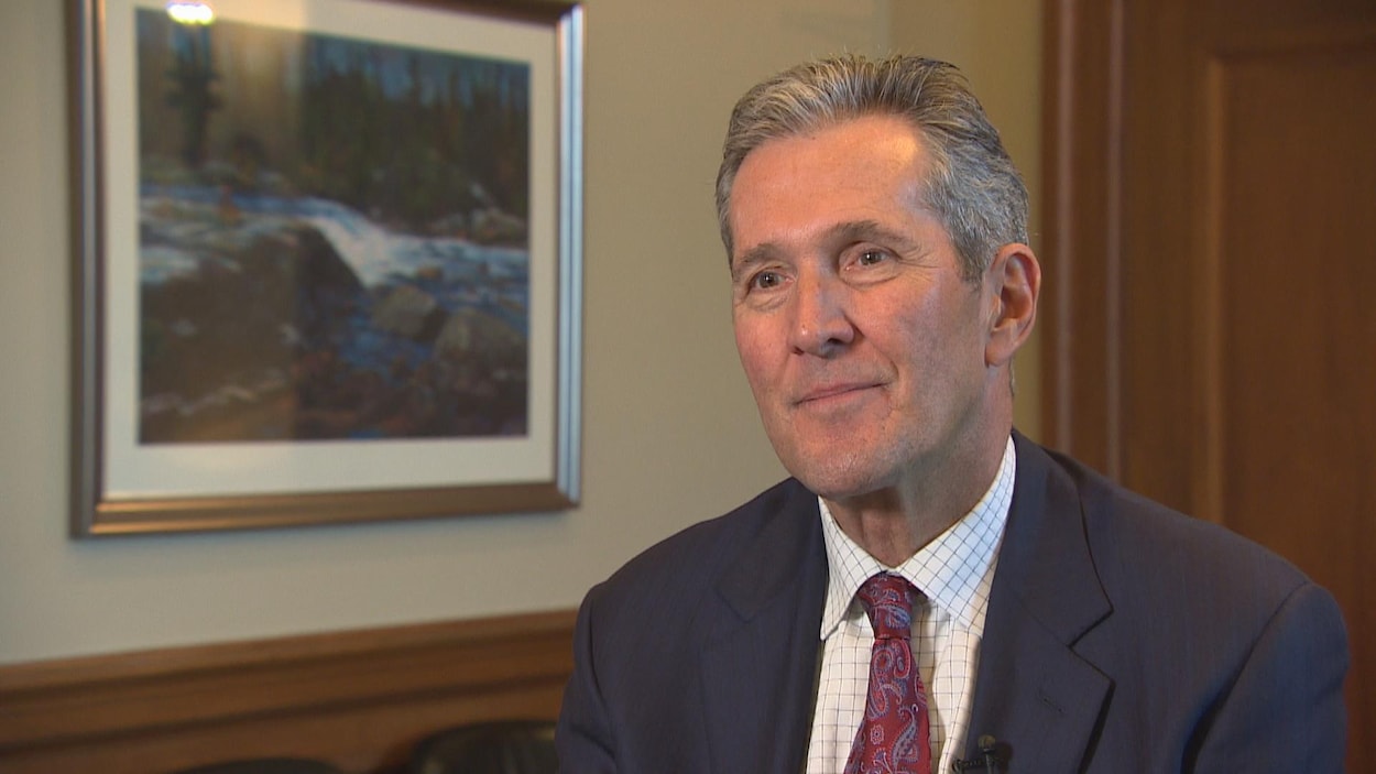 Le premier ministre du Manitoba, Brian Pallister, regarde la caméra.