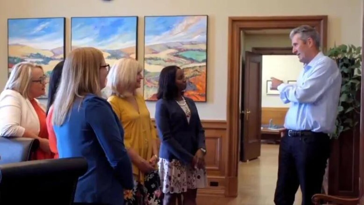 Brian Pallister qui parle avec quatre candidates du Parti progressiste-conservateur.