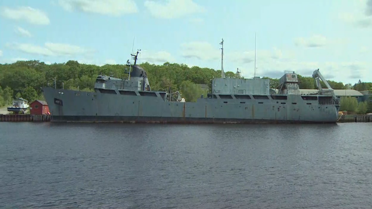 Un ancien navire militaire rouillé