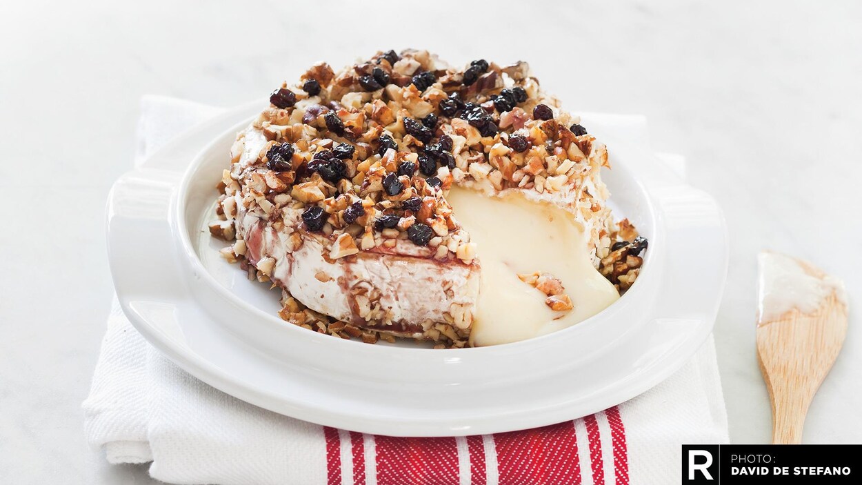 Brie chaud aux noix, aux raisins et au porto Brie chaud aux noix, aux raisins et au porto
