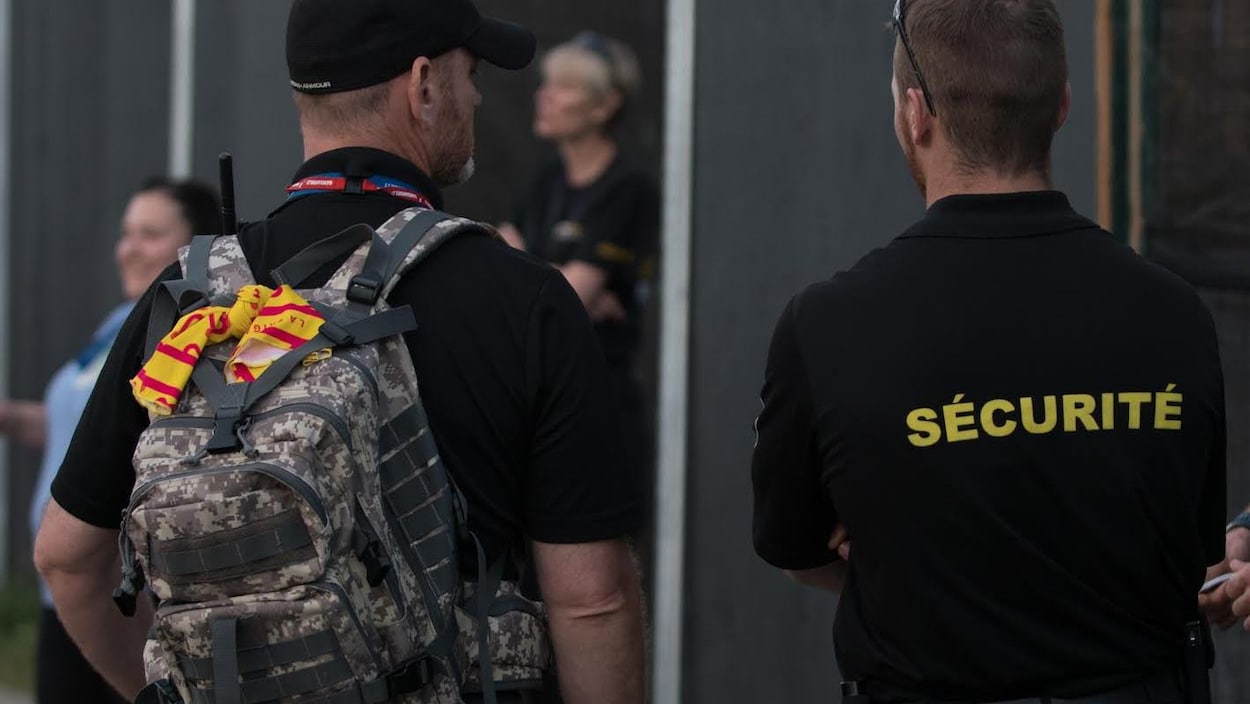 Il faut observer le sac à dos de cet homme pour comprendre, grâce à son ruban jaune, qu'il est membre de la brigade. Il faut observer le sac à dos de cet homme pour comprendre, grâce à son ruban jaune, qu'il est membre de la brigade.