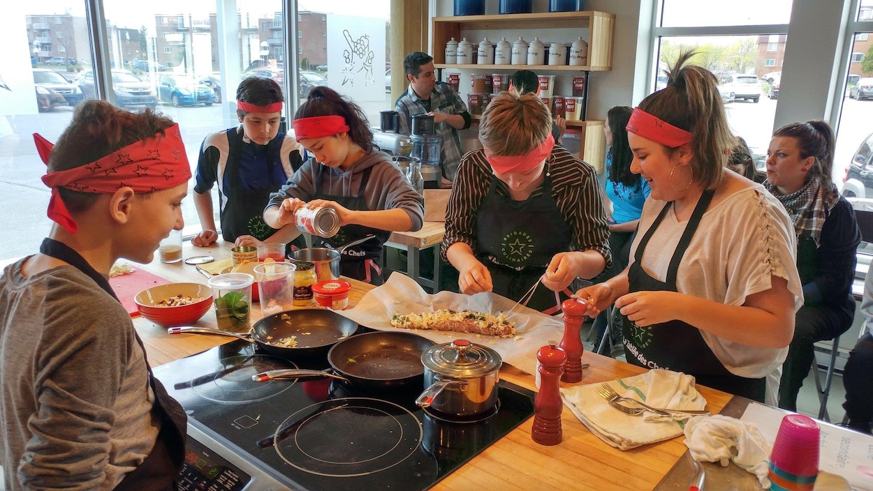 Des jeunes en action lors de la demi-finale des Brigades culinaires de la Tablée des chefs.