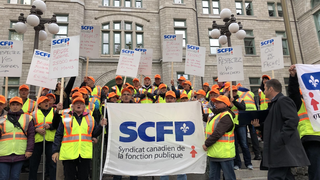Une manifestation de brigadiers scolaires devant l'hôtel de ville de Québec, en octobre 2019.