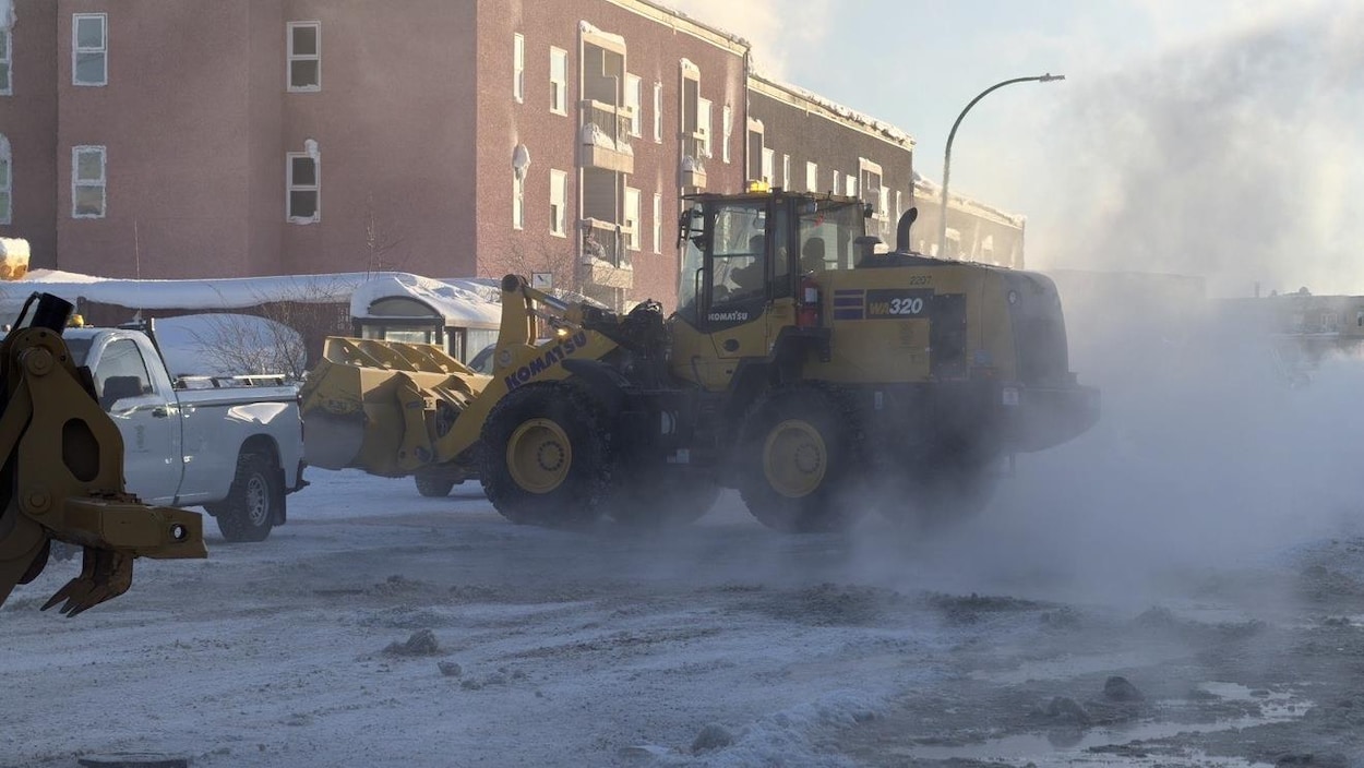 À -37 °C, une rue de Yellowknife est inondée par une rupture de conduite d’eau