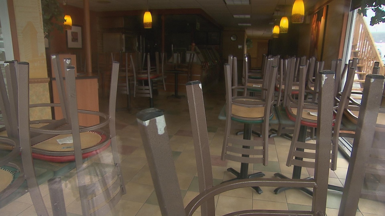 Des chaises retournées sur les tables.