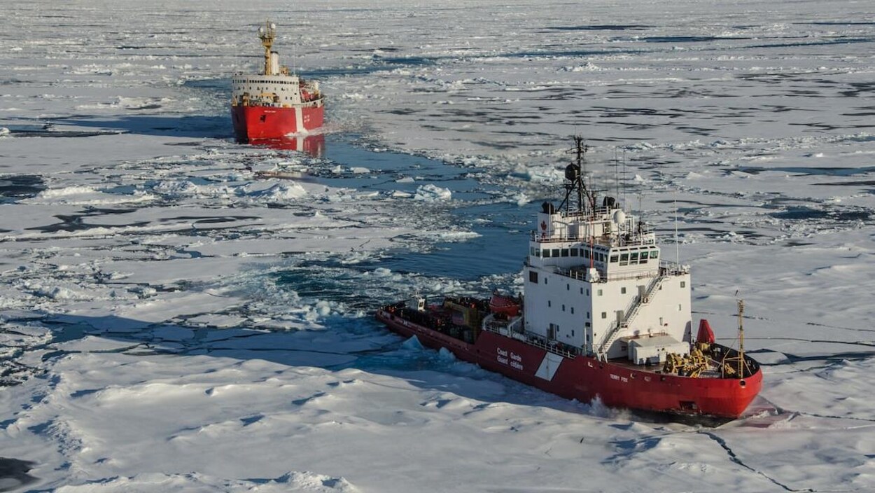 Un brise-glace de la Garde côtière canadienne et un autre navire avancent dans l'Arctique gelé en 2015.