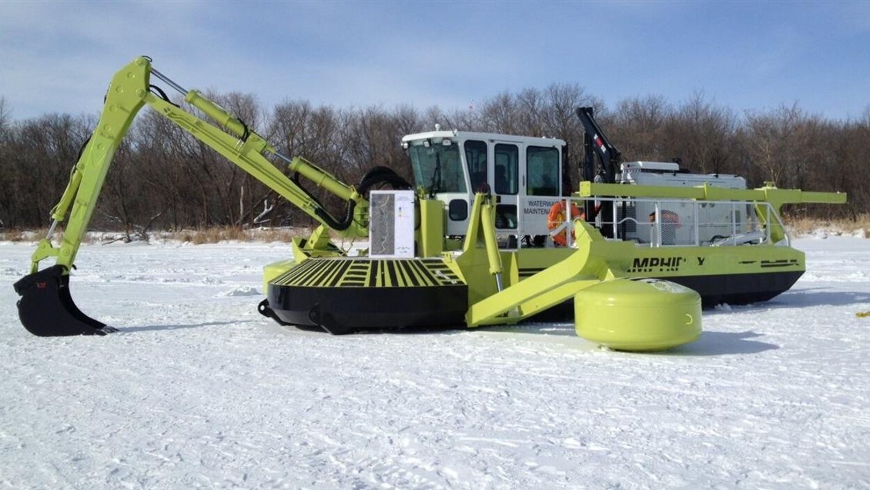 Cet Amphibex, photographié le 20 février 2013 sur la rivière Rouge au nord de Selkirk, sert à à empêcher la formation d'embâcle glaciaire pour prévenir les inondations.
