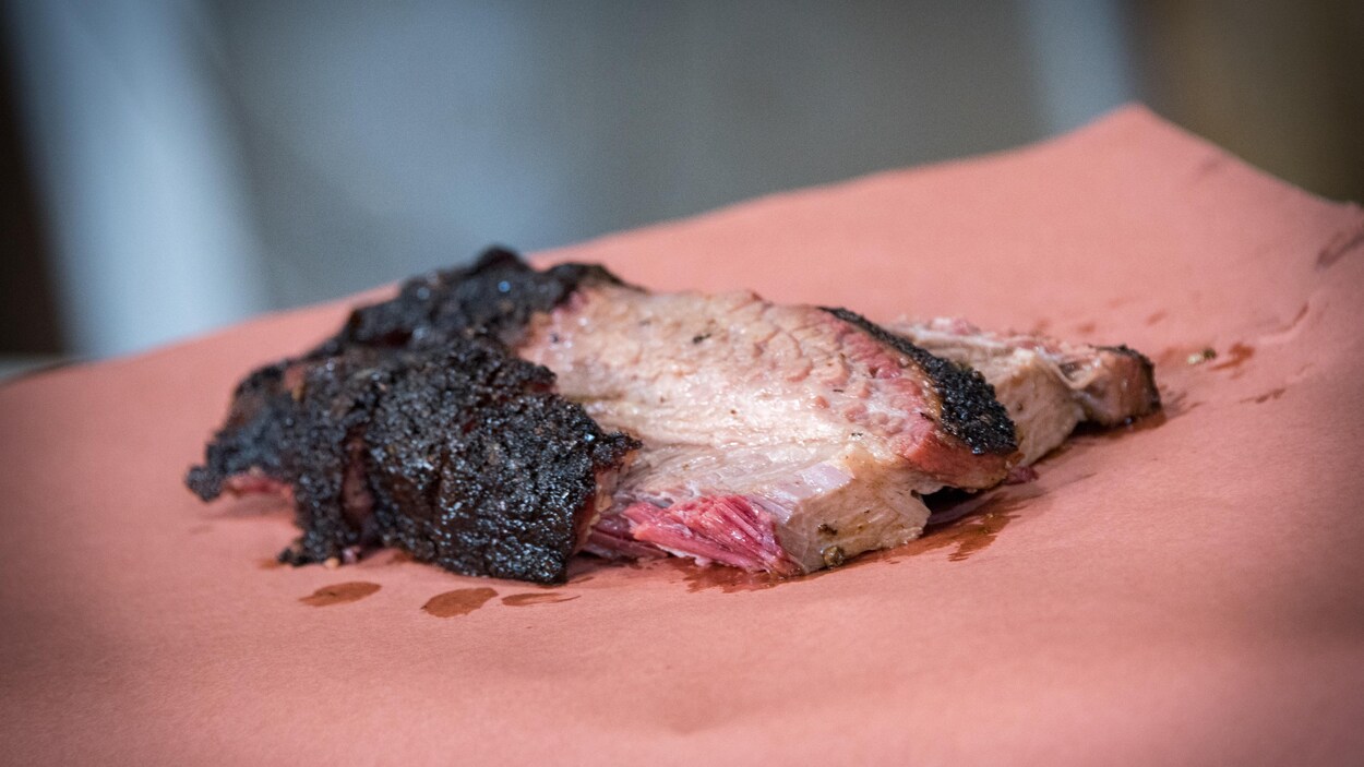Une tranche de poitrine de boeuf sur du papier de boucher
