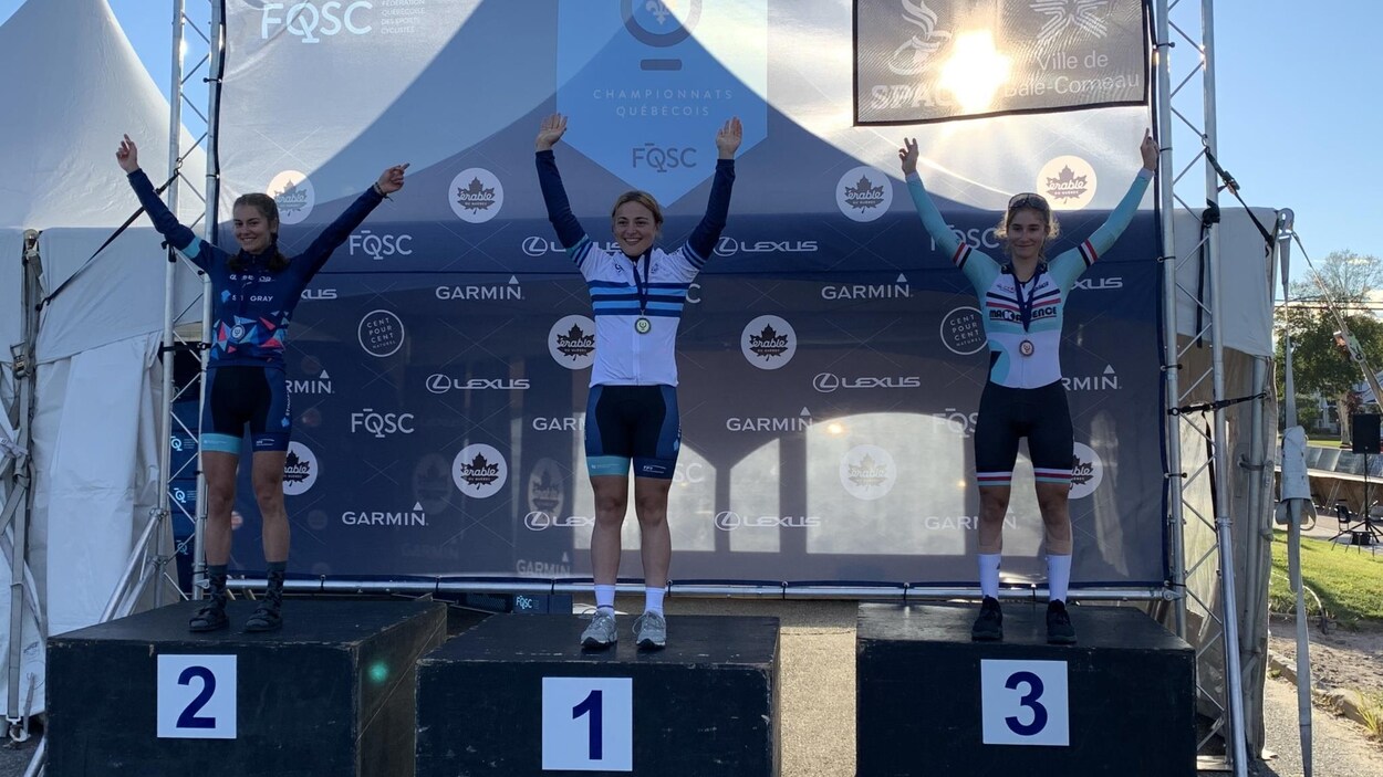 Trois femmes cyclistes sur différents podiums.