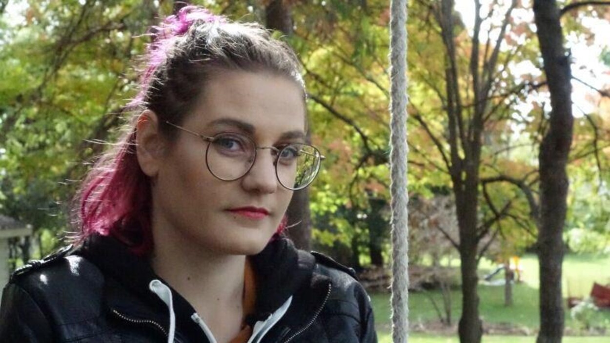 Britanny Lees pose pour la caméra dans un parc.