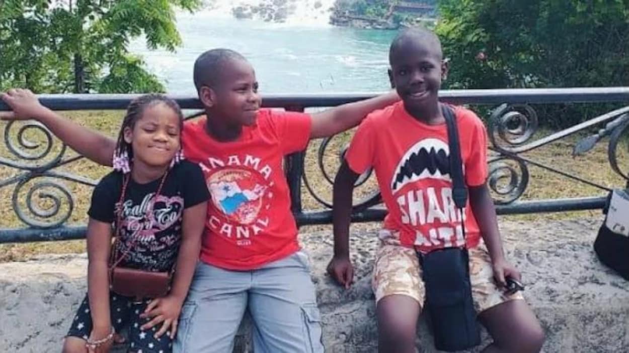 Une fille et deux garçons assis