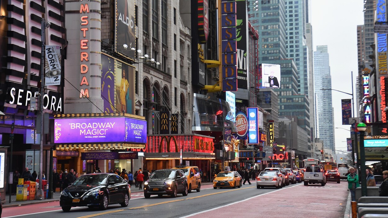 Une rue de New York bordée de théâtres.