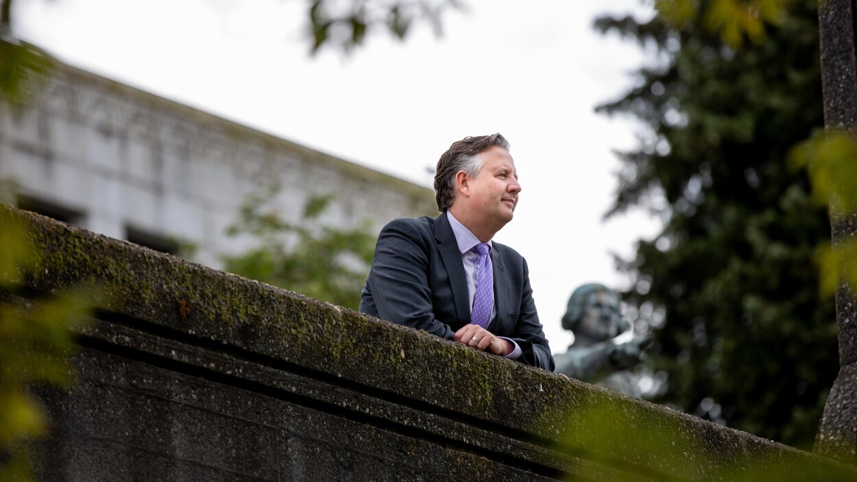 Kennedy Stewart dans la cour de l'Hôtel de ville de Vancouver.
