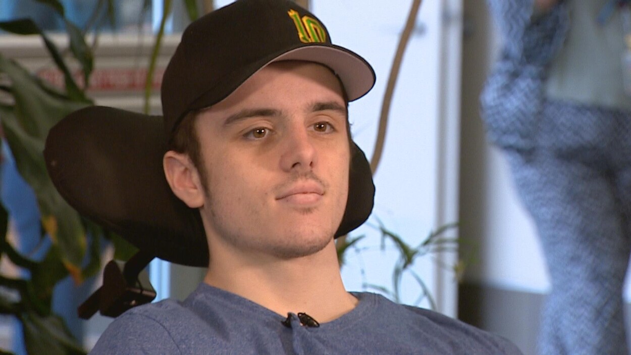 Vue sur le visage d'un jeune homme portant une casquette