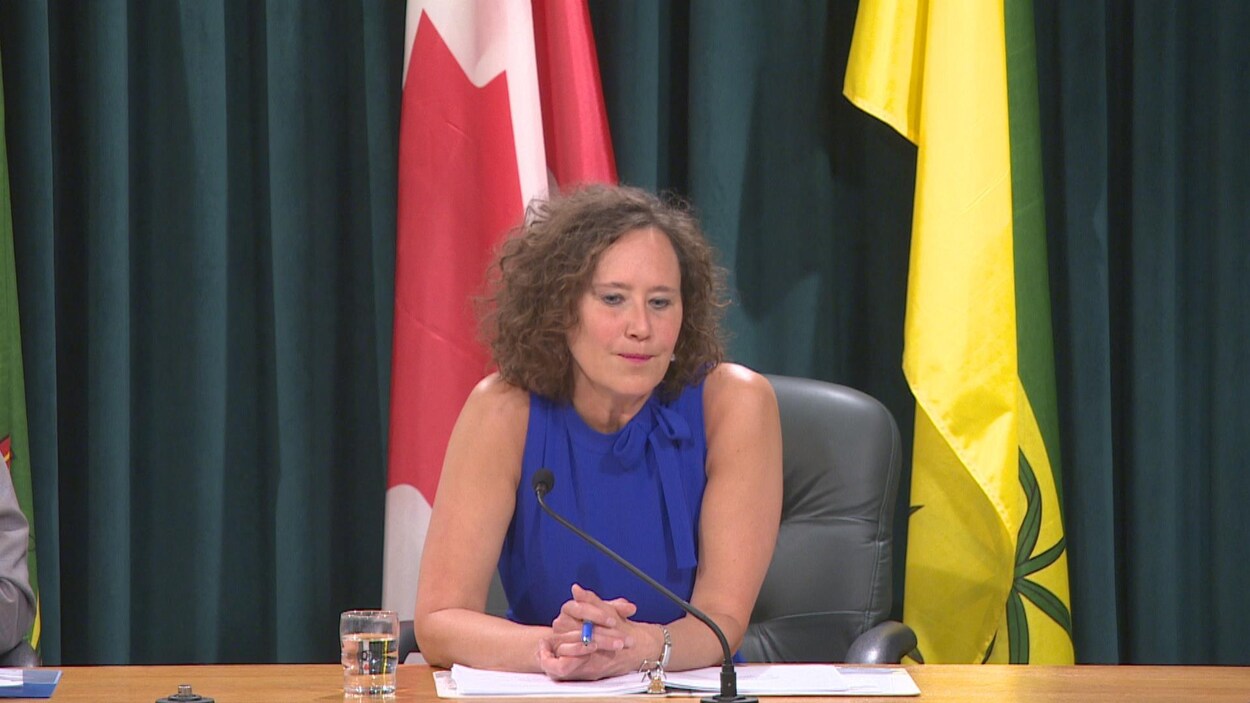 Bronwyn Eyre, assise, donne une entrevue lors de la présentation du rapport annuel de SaskEnergy.