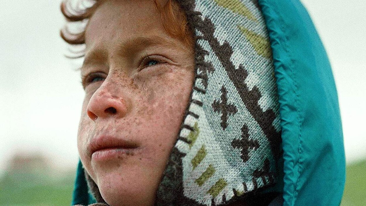 Un enfant regarde au loin.