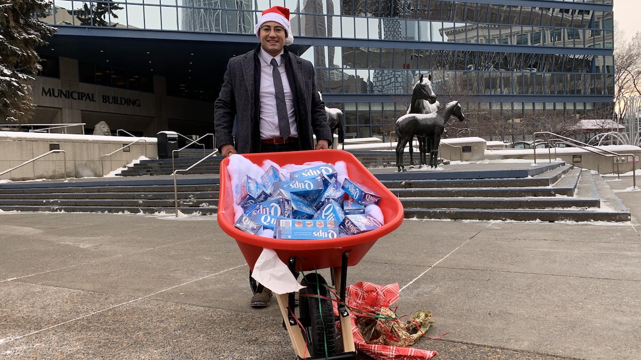 Franco Terrazzano tient une brouette de cotons-tiges devant l'hôtel de ville de Calgary.