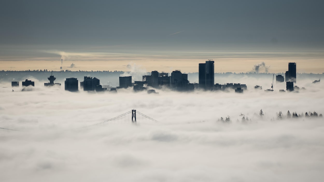 Les déplacements subsistent en Colombie-Britannique malgré le brouillard