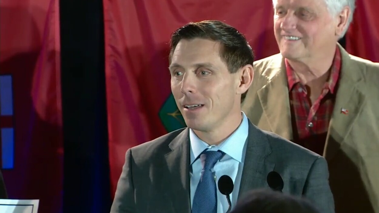 Le portrait d'un homme à un podium