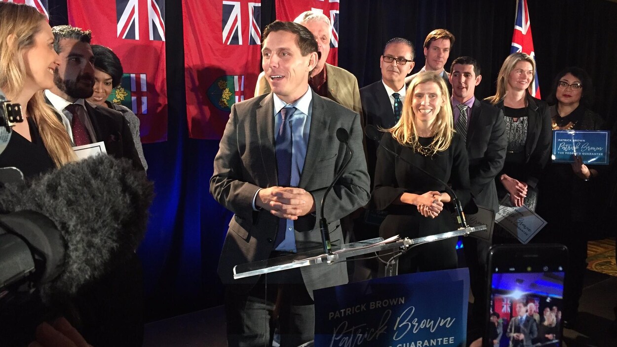 Patrick Brown entouré de sa famille et de membres du parti pour lancer sa candidature.