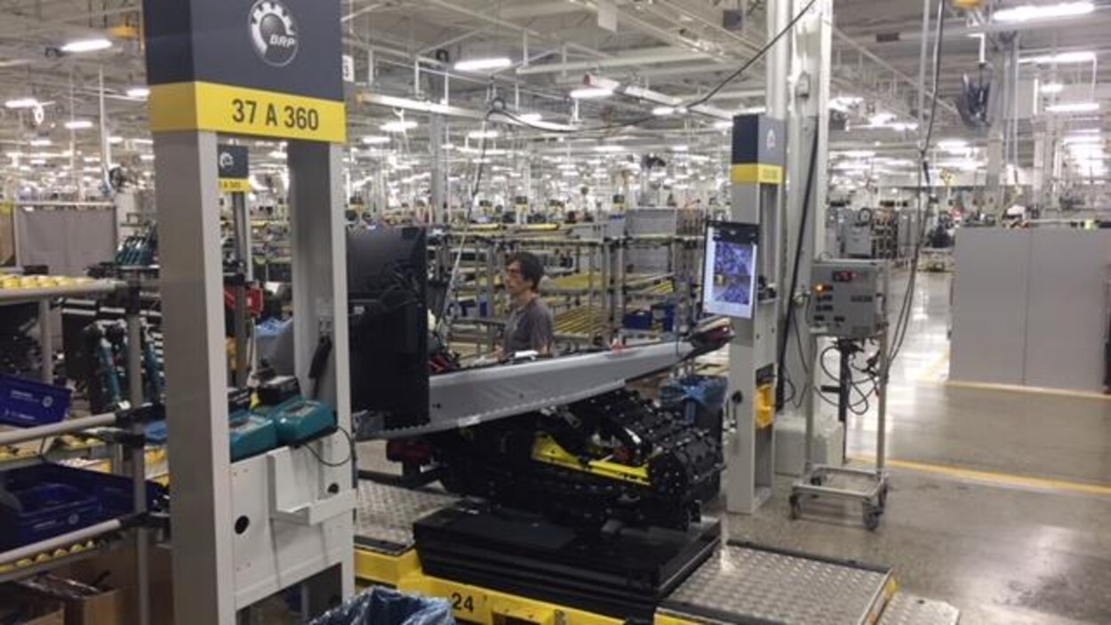 Un travailleur près d'une machine dans l'usine de BRP à Valcourt.