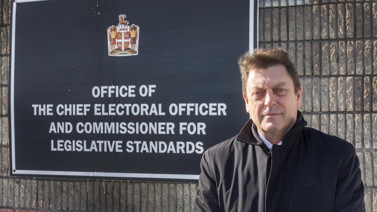 Le directeur général des élections de Terre-Neuve-et-Labrador, Bruce Chaulk, devant le quartier général de l'agence.