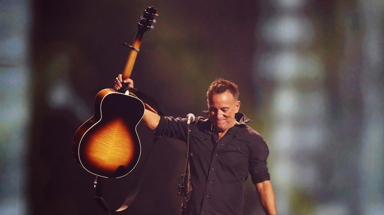 Le chanteur Bruce Springsteen brandit sa guitare lors de la cérémonie de fermeture des jeux Invictus à Toronto à l'automne 2017. Le chanteur Bruce Springsteen brandit sa guitare lors de la cérémonie de fermeture des jeux Invictus à Toronto à l'automne 2017.