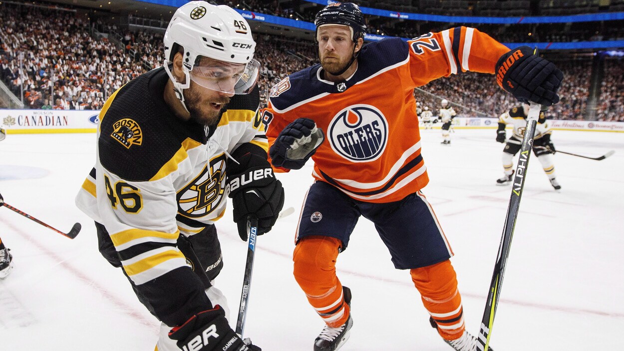 David Krejci, des Bruins de Boston, et Kyle Brodziak, des Oilers d'Edmonton