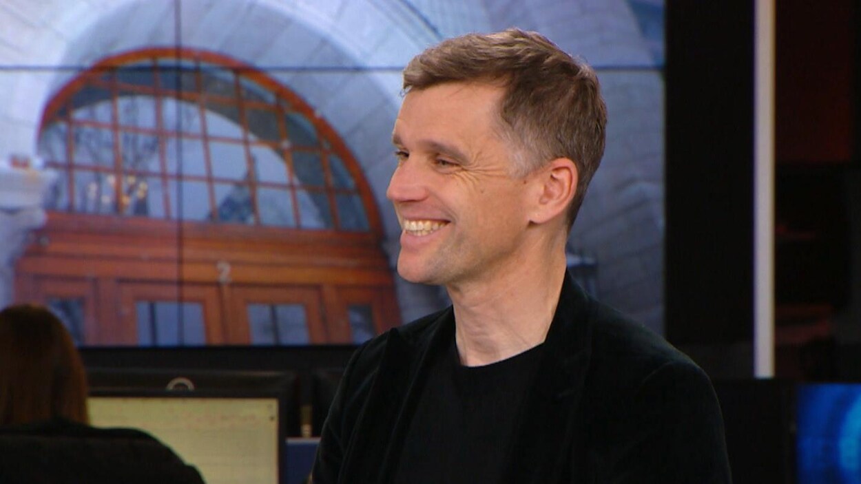Bruno Marchand sur le plateau du Téléjournal Québec.