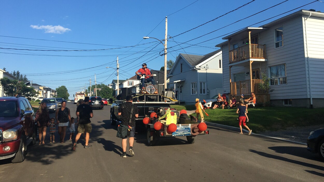 Bruno Rodéo joue de la musique sur une camionnette qui circule dans une rue.