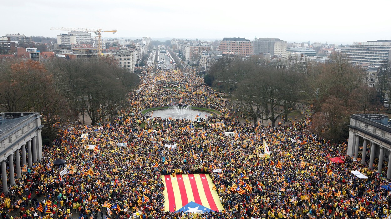 Vue aérienne de la grande place où se sont rassemblés près de 45 000 manifestants procatalogne à Bruxelles. Vue aérienne de la grande place où se sont rassemblés près de 45 000 manifestants procatalogne à Bruxelles.