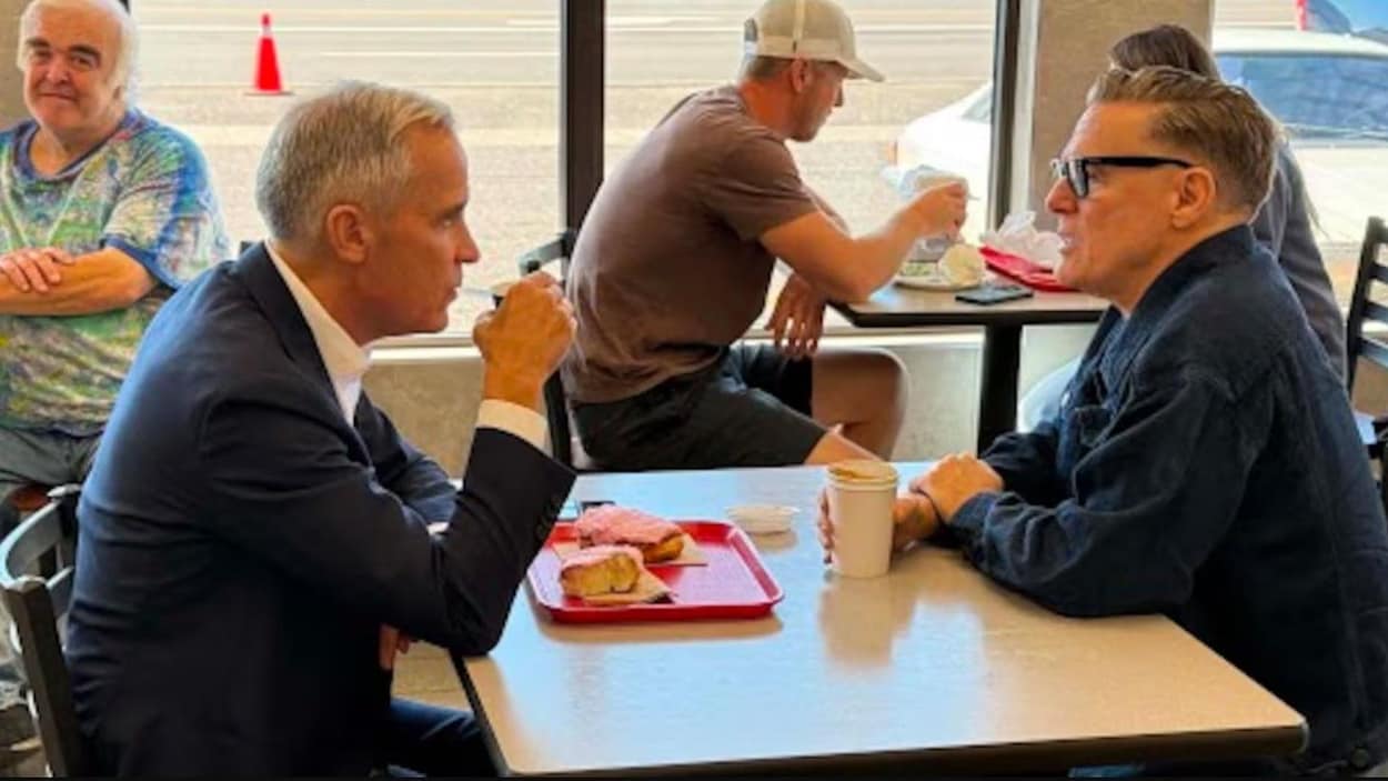 Carney et Bryan Adams dégustent des beignes à Thunder Bay