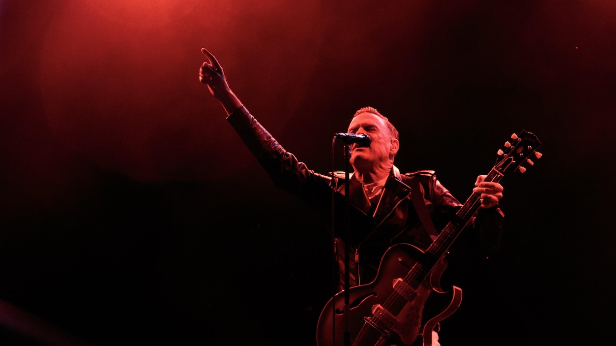 Bryan Adams sera la tête d’affiche d’un concert de la FIFA à Toronto