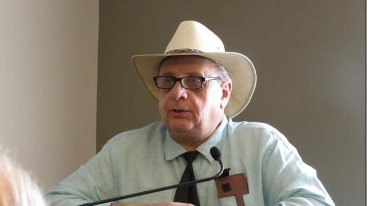 Un homme sexagénaire portant un chapeau de cowboy Un homme sexagénaire portant un chapeau de cowboy