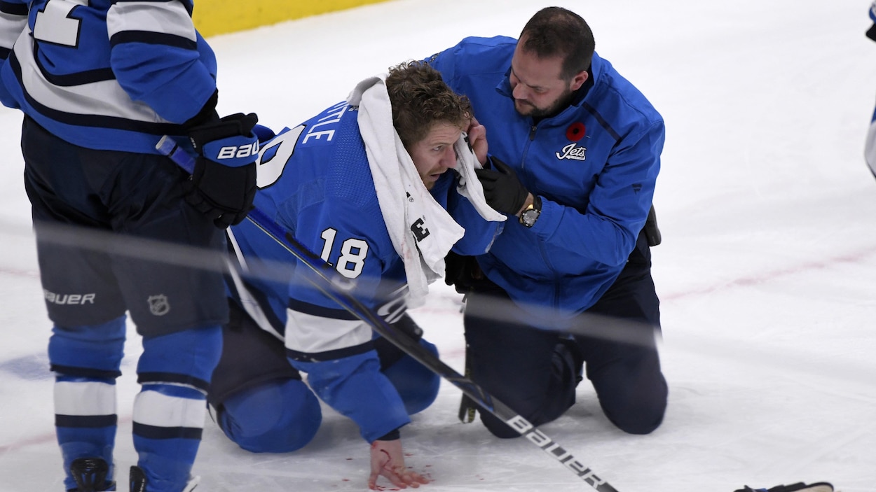 Un joueur de hockey en train d'être soigné.