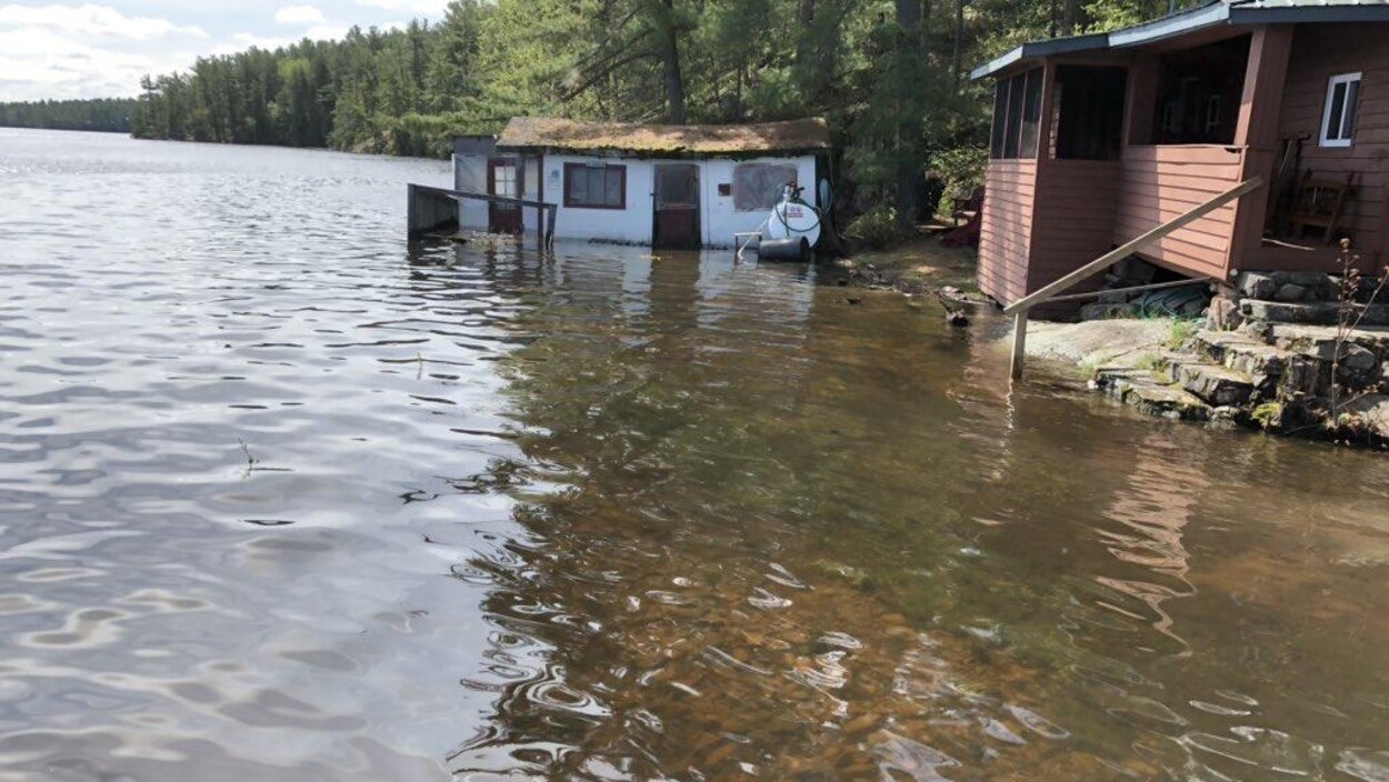 Des bâtiments inondés ou sur le point de l'être.