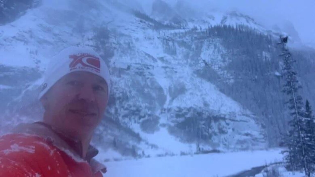 Bryon Howard devant une montagne enneigée.