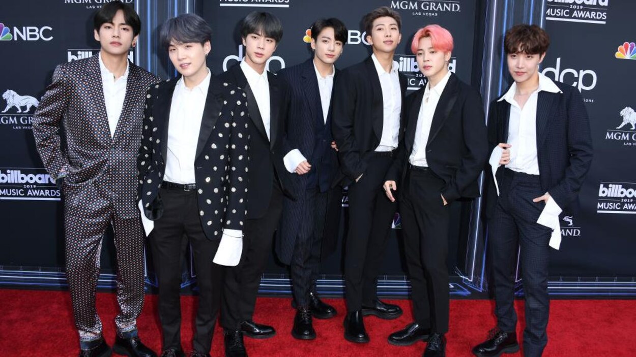 Les 7 chanteurs posent sur le tapis rouge.