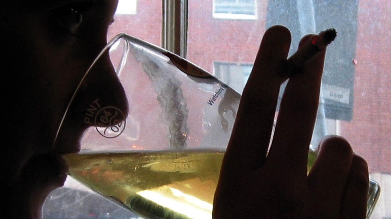 Un Dublinois boit une bière. Un Dublinois boit une bière.