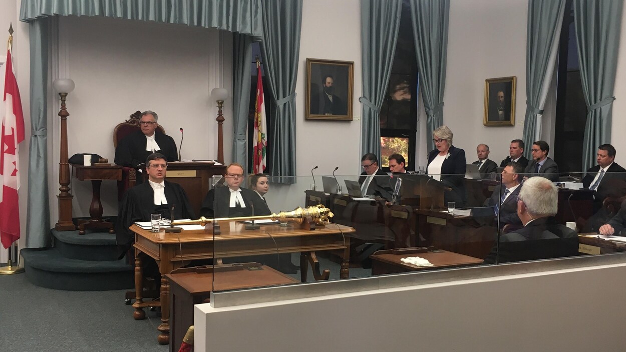 La ministre des Finances, Darlene Compton, dépose son budget à l’Assemblée législative.