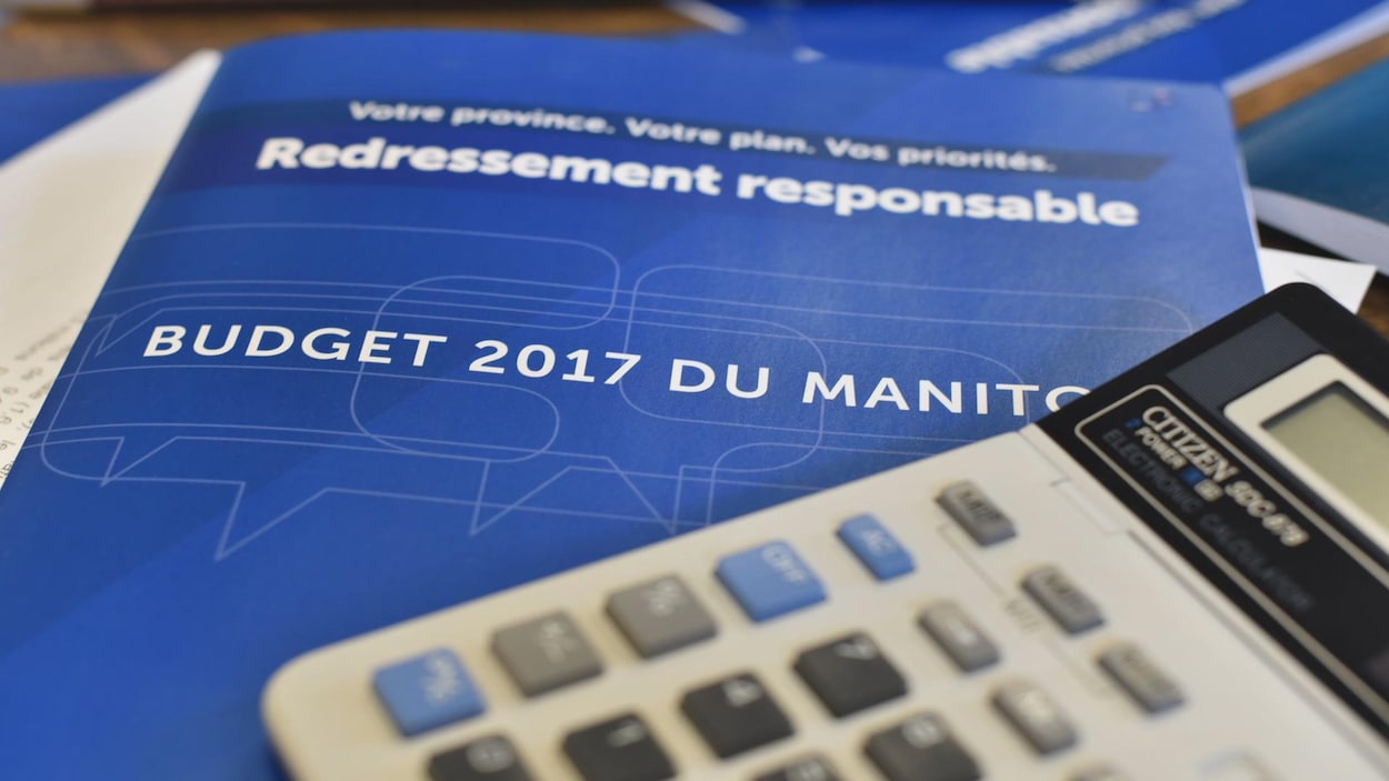 Documents du budget sur une table avec une calculatrice Documents du budget sur une table avec une calculatrice