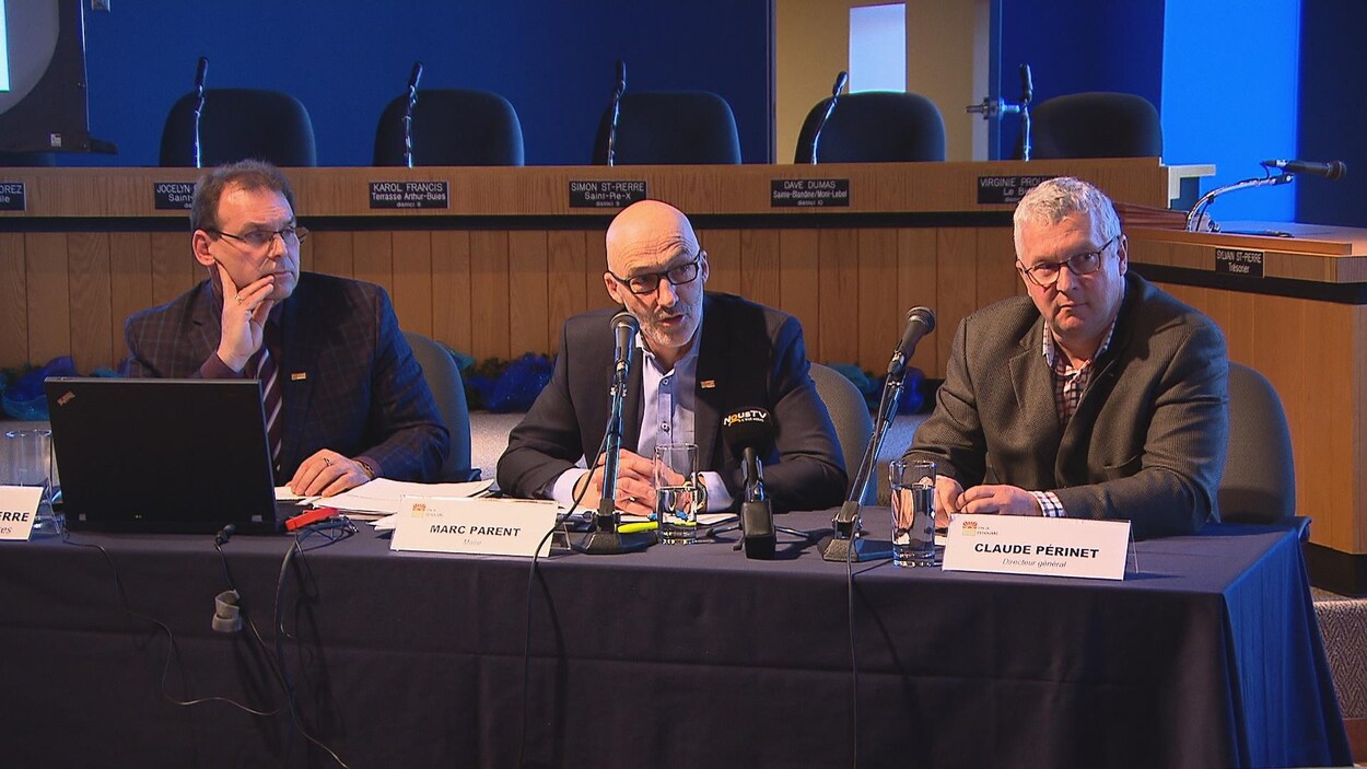 Le trésorier de la Ville de Rimouski, Sylvain Saint-Pierre, le maire Marc Parent et le directeur général, Claude Périnet lors de la présentation du budget 2018 de la Ville de Rimouski