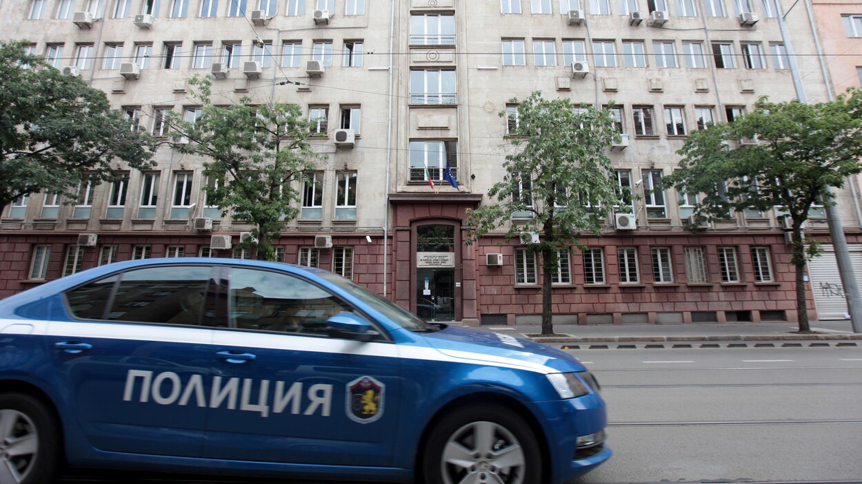 Une voiture de police devant les bureaux de l'Agence nationale du revenu de la Bulgarie.