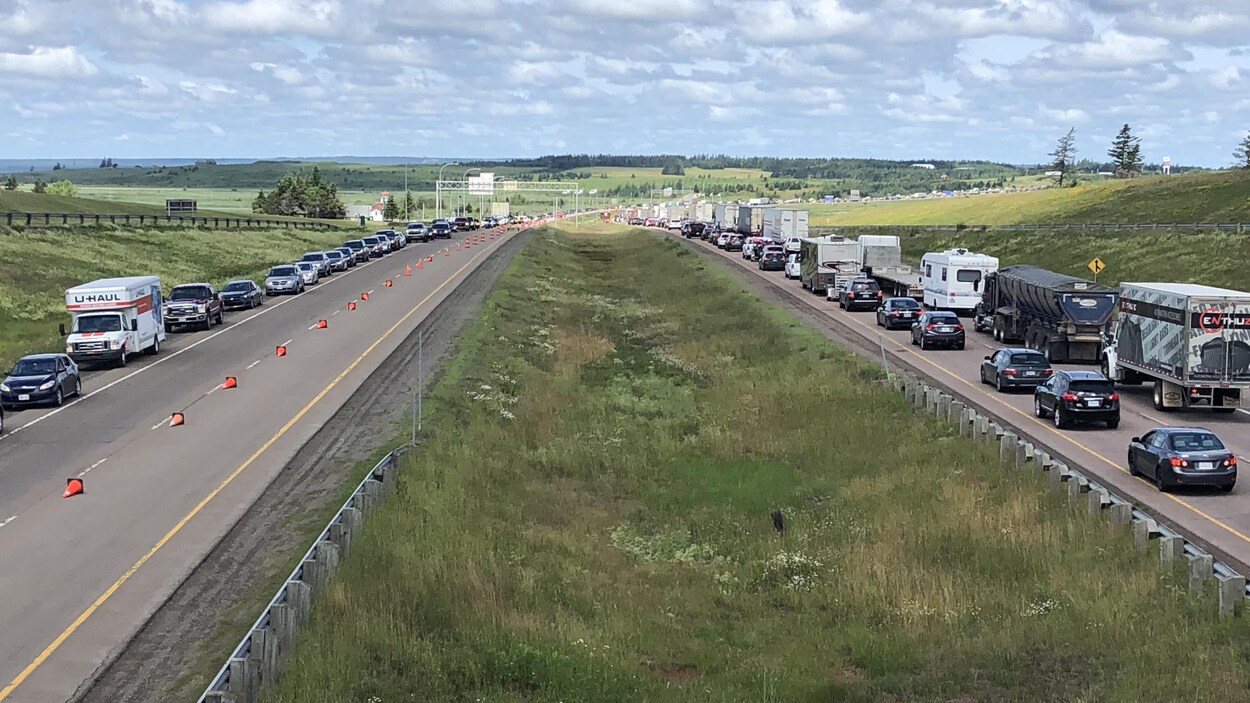 Les queues dans les deux sens s'étendent à perte de vue.